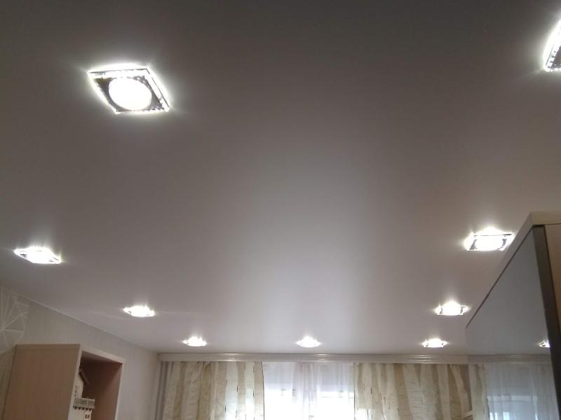 сатиновый натяжной потолок со светильниками (7)