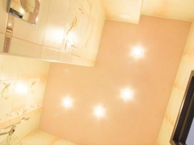 натяжной потолок в ванной комнате (44)