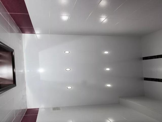 натяжной потолок в ванной комнате (8)