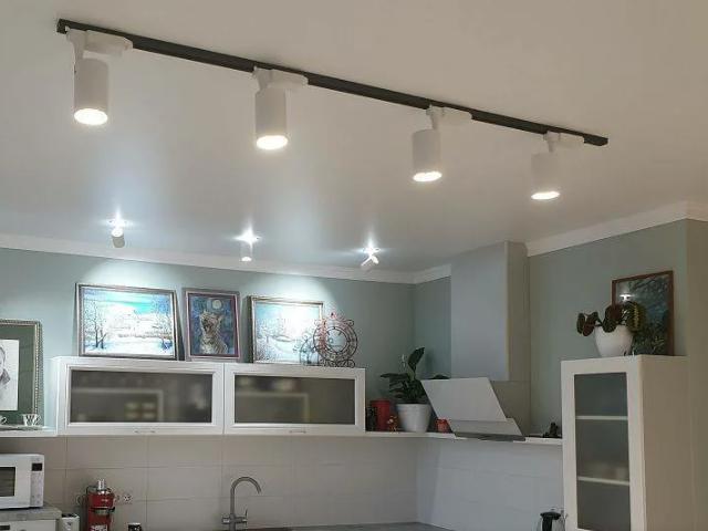 натяжной потолок на кухне с трековым светильником (10)