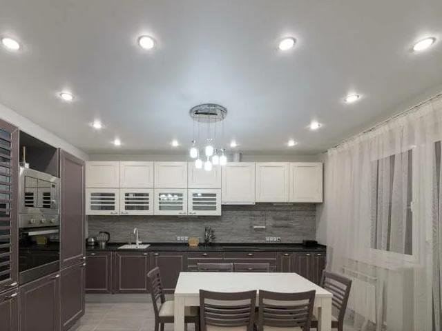 натяжной потолок на кухне со светильниками (11)