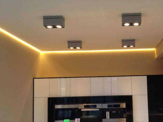 натяжной потолок на кухне с подсветкой (17)