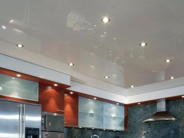 натяжной потолок на кухне со светильниками (21)