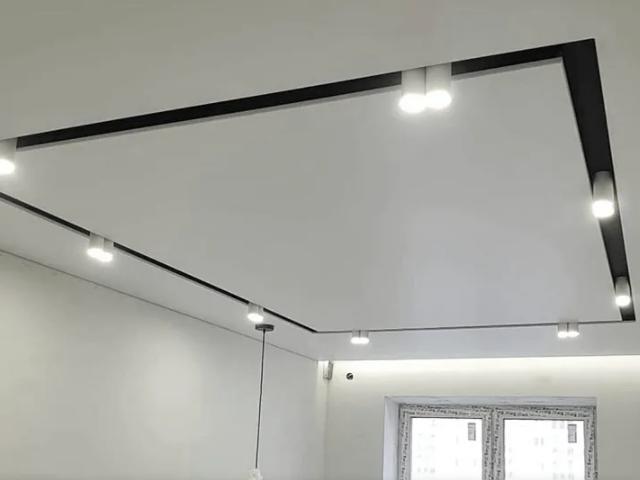 тяжной потолок с встроенным трековым освещением (31)