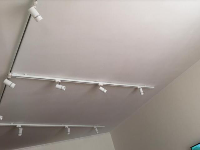 трековые светильники на натяжном потолке (10)