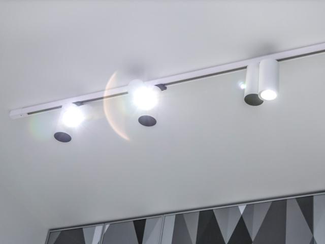 трековые светильники на натяжном потолке (11)
