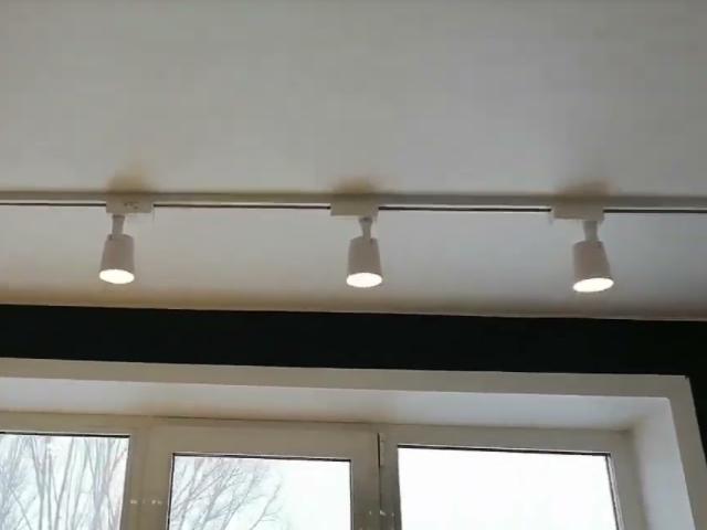 трековые светильники на натяжном потолке (13)