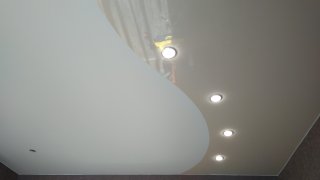 Натяжной потолок на кухне двухцветный