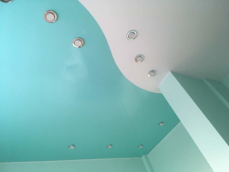 Комбинированный потолок лак и цвет бирюза