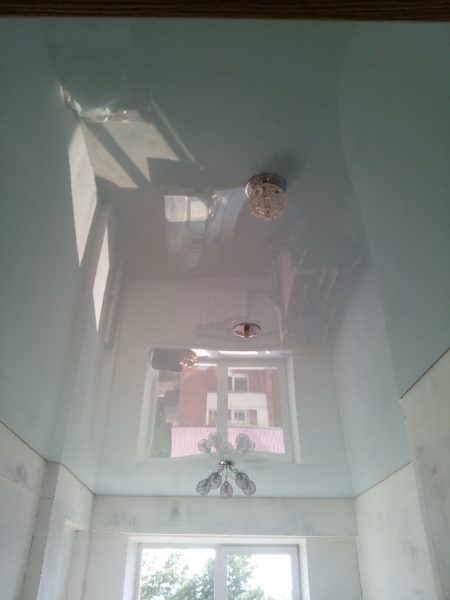 Белый глянцевый потолок  в кухне