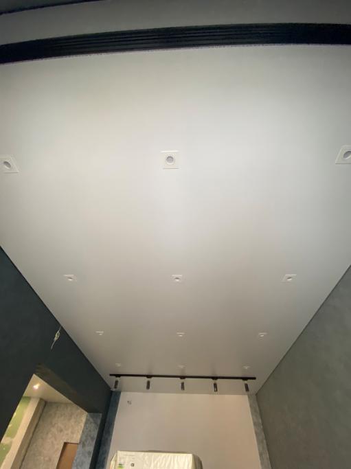 Теневой потолок evrocraab установлен со встроенным и накладным освещением