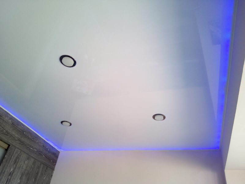 Натяжной потолок с синей подсветкой и светильниками 