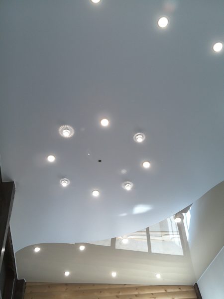 Комбинированный потолок со встраиваемыми светильниками