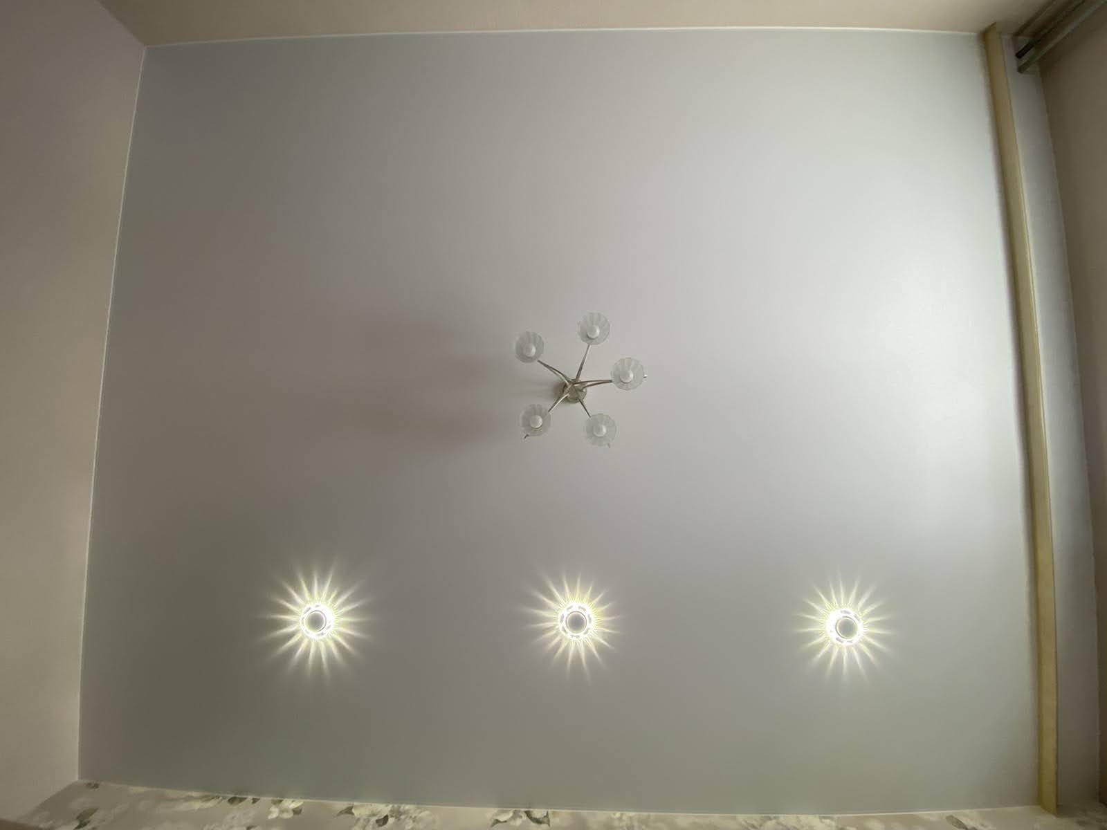 Подсветка светильником потолка