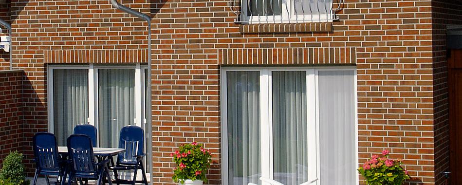 Фасадные панели под кирпич на доме