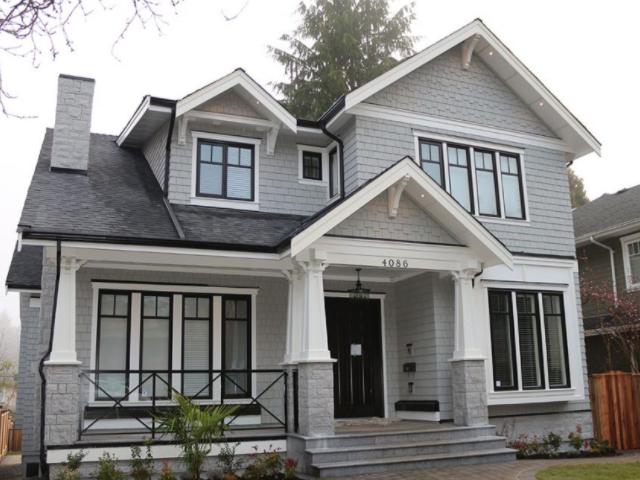 Дом обшитый сайдингом светло-серые тона