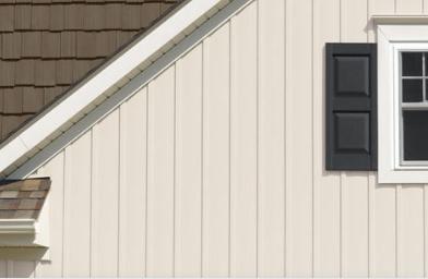 Сайдинг белого цвета на фронтоне дома