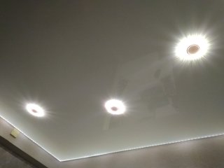 внутренняя диодная подсветка натяжного потолка и двухцветные светильники