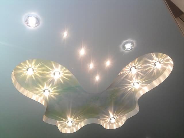 Многоуровневый натяжной потолок с изображением и декоративными светильниками