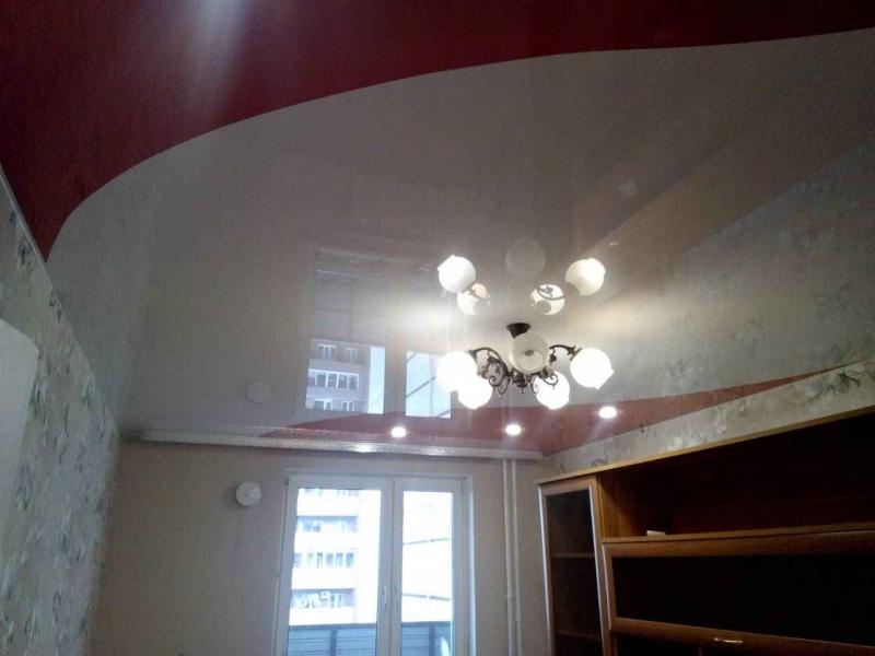 Трехцветный натяжной потолок с зеркальным комбинированием в зале
